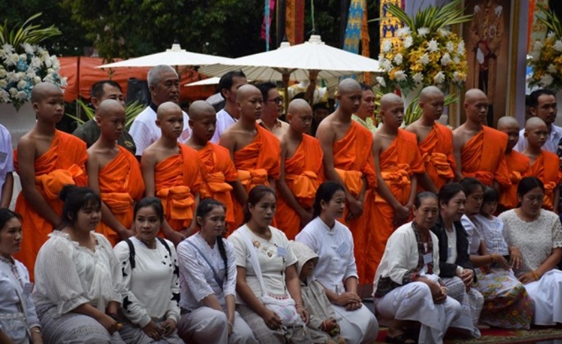 Niños rescatados de cueva en Tailandia terminan su ordenación budista