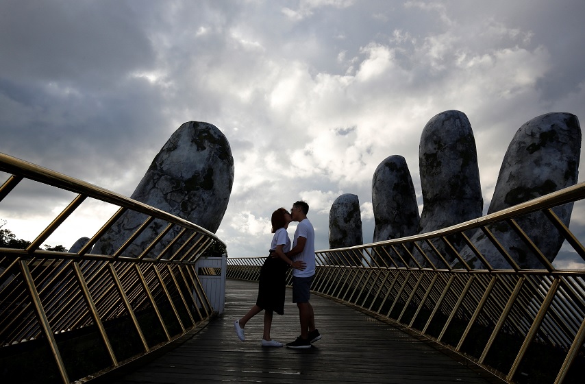 'Puente de oro' de Vietnam atrae a turistas