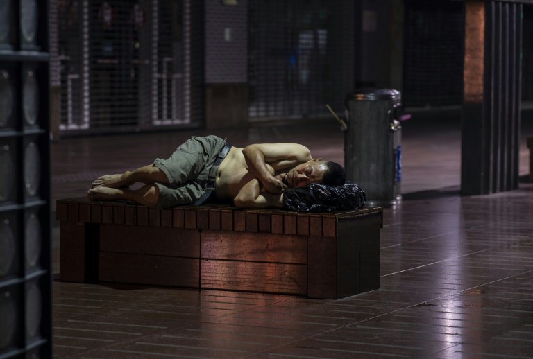Ola de calor en Shanghái provoca que gente duerma en calle