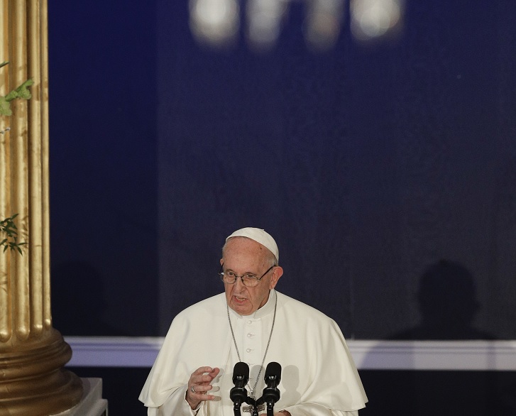 Papa admite fracaso de Iglesia ante 'crímenes repugnantes' de sacerdotes en Irlanda