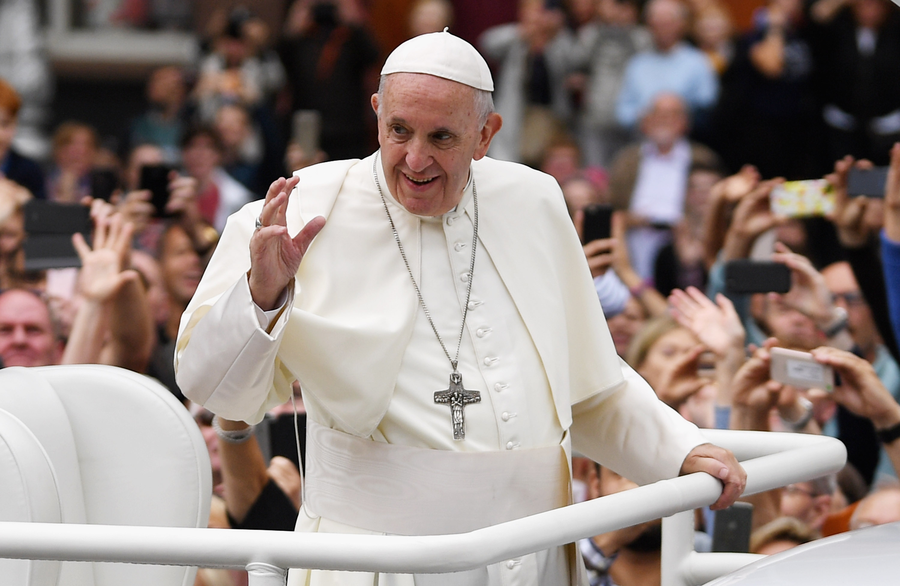 Papa Francisco defiende matrimonio frente a familias