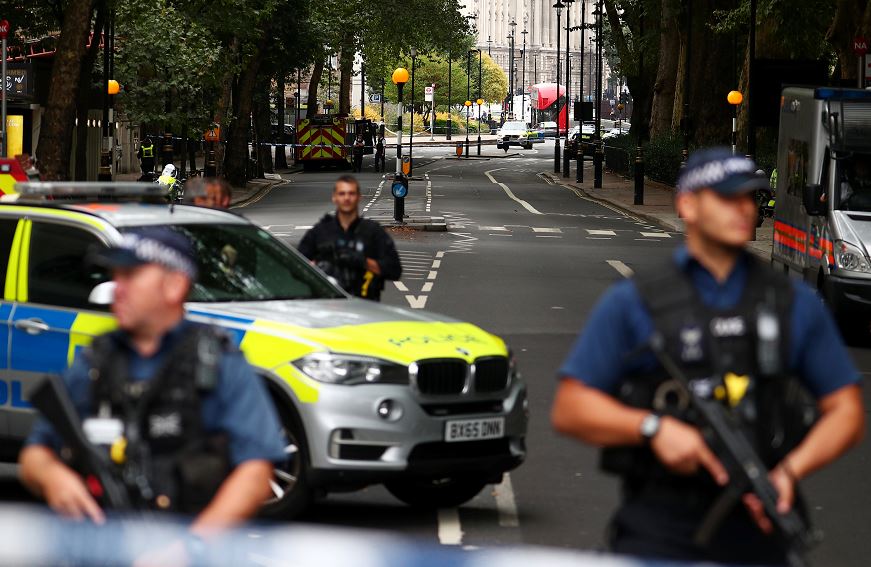 Policías resguardan las inmediaciones del Parlamento Británico, tras el incidente de hoy. (Reuters)
