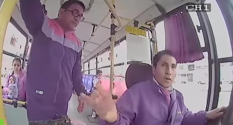VIDEO: Pasajero golpea a chofer de autobús por no bajarlo en donde quería