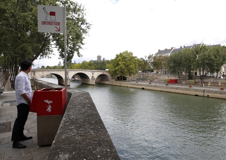 Residente de París se quejan de los ‘uritrottoir’