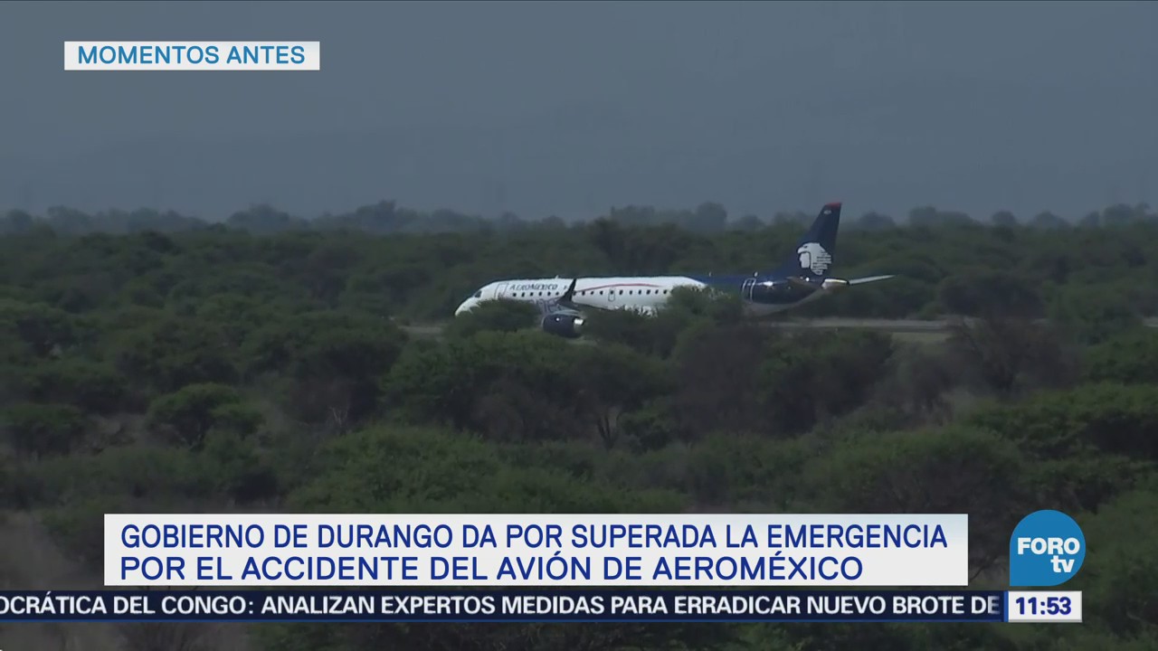 Peritos trabajan en la zona donde se accidentó el avión de Aeroméxico