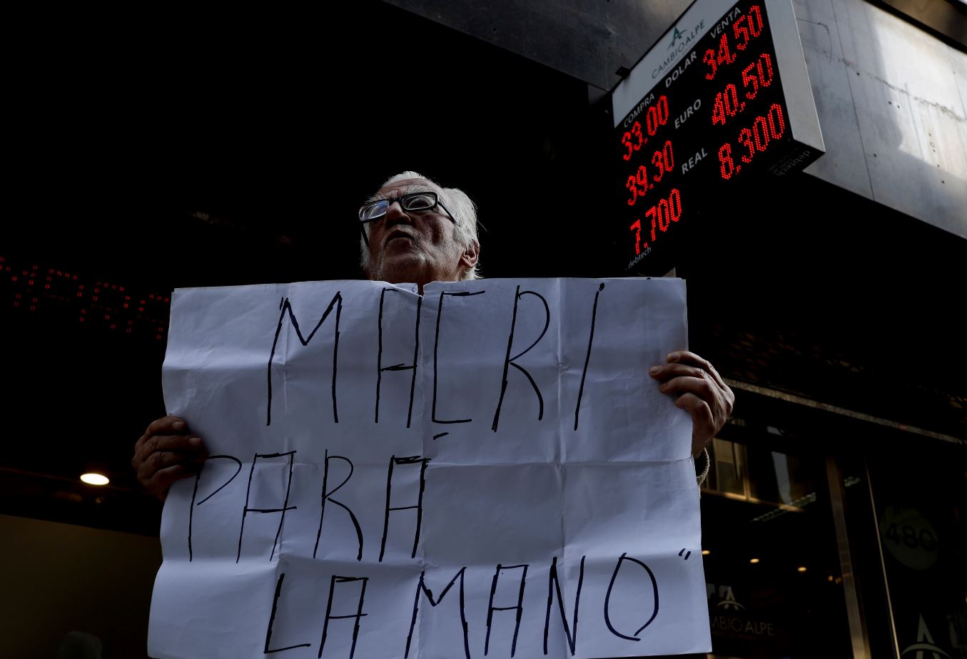 Peso argentino se derrumba, pese a financiamiento de FMI