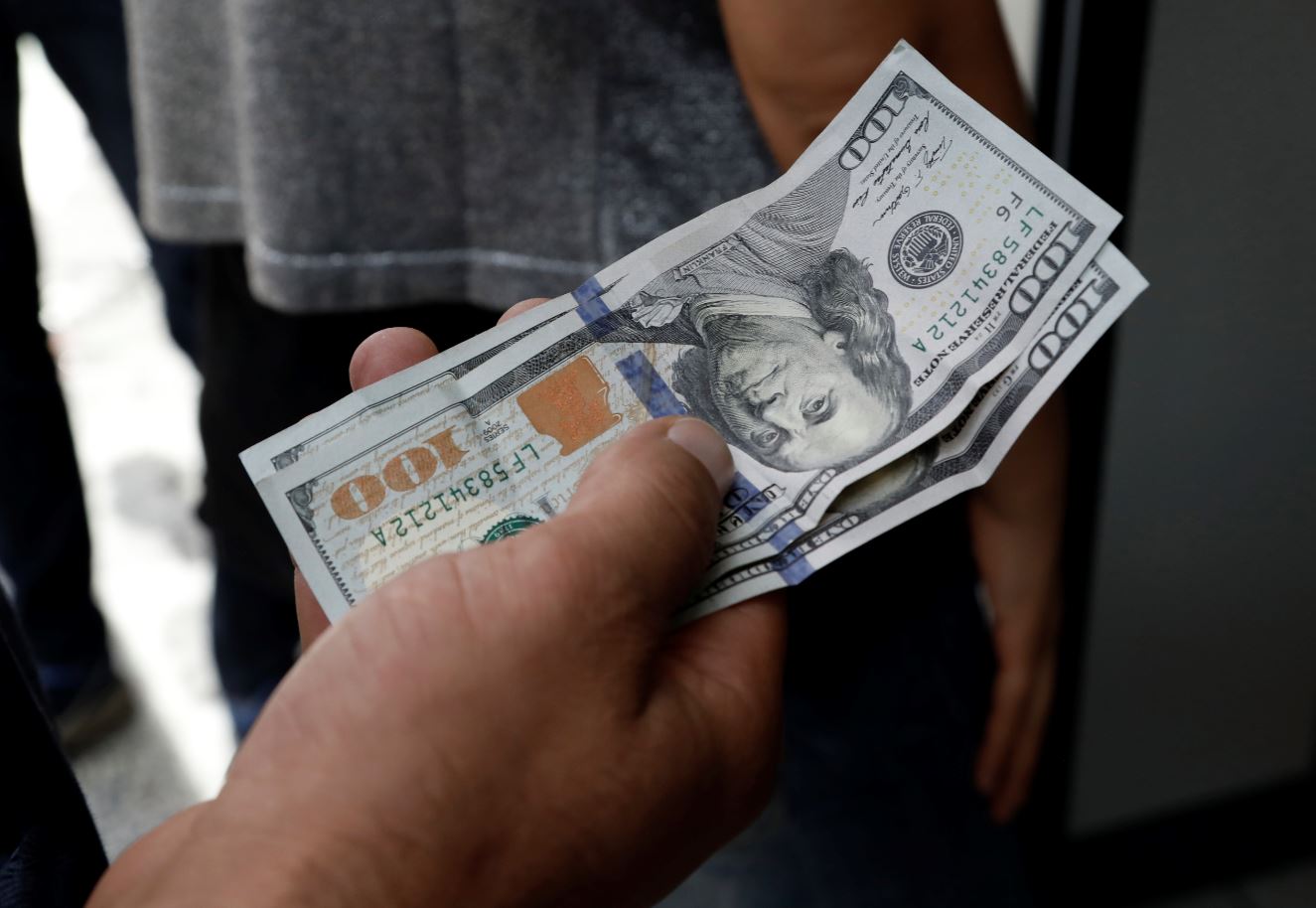 Peso mexicano cae, dólar se fortalece por Efecto Sultán