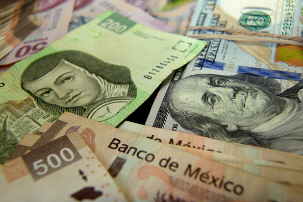 Peso mexicano pierde al cierre, dólar cotiza a 18.96