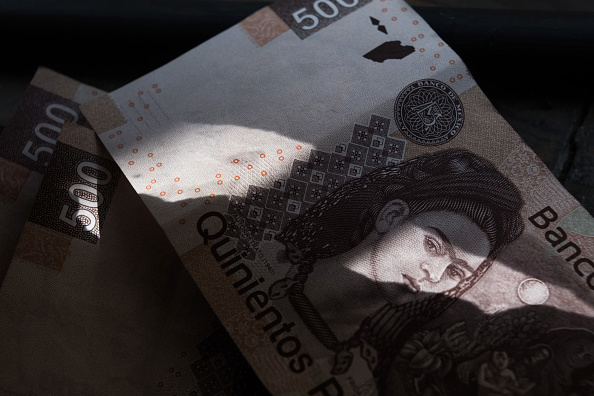 Peso mexicano se deprecia, cotiza a 18.65 por dólar