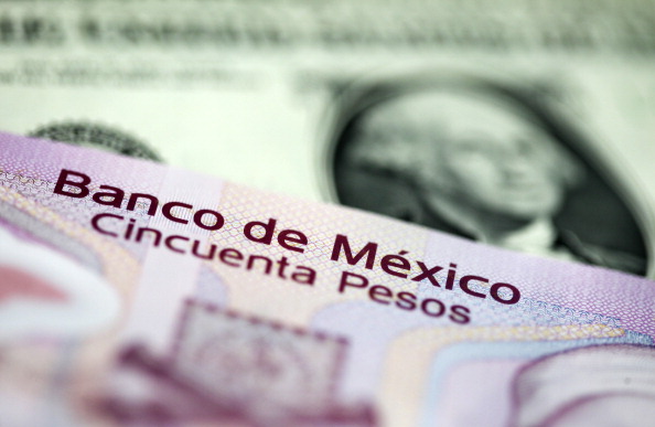 Peso mexicano se devalúa, dólar estadounidense al alza