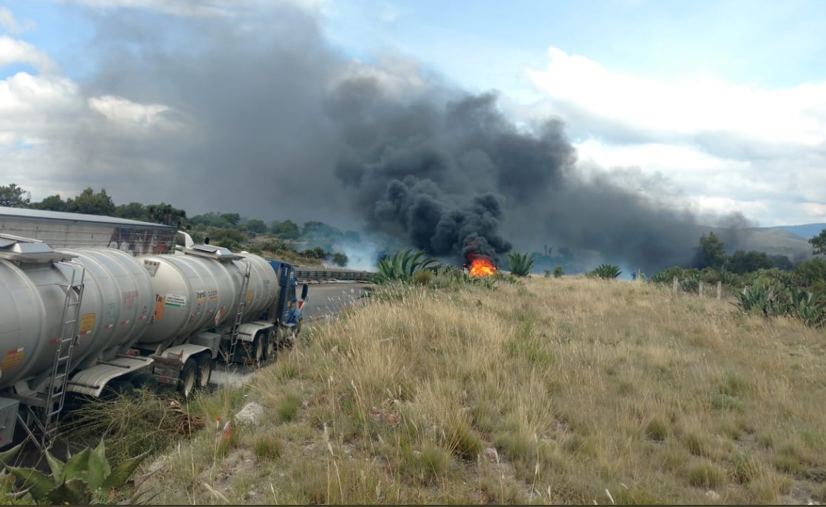 Vuelca pipa cargada con combustible y se incendia en autopista Puebla- Orizaba