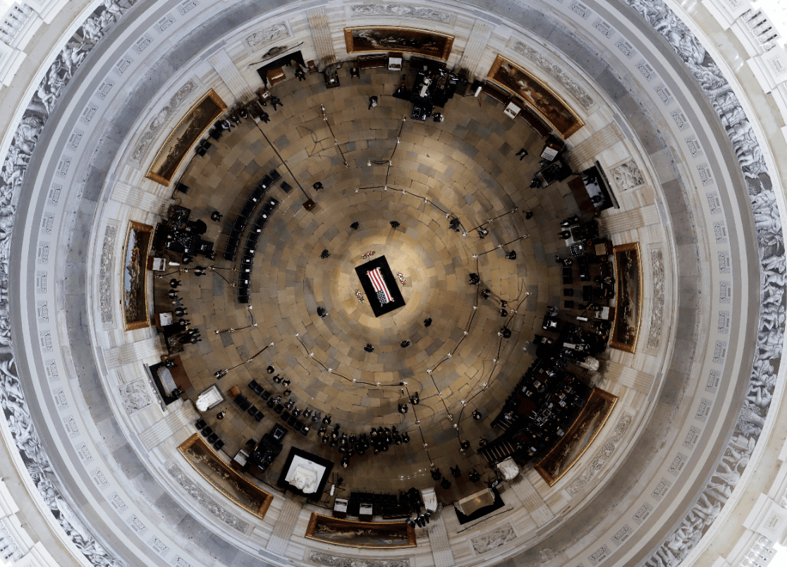 Plano cenital de la Rotonda del Capitolio en Washington con el féretro de John McCain. (EFE) 