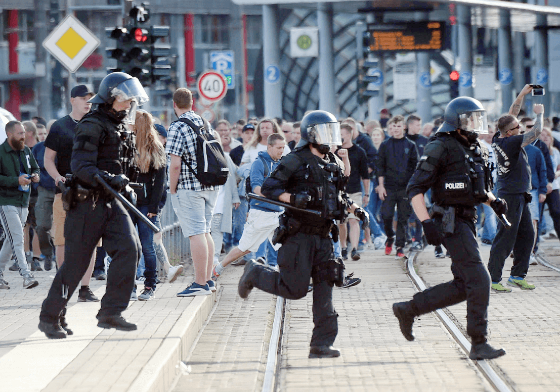 Policías durante manifestación contra el asesinato de un ciudadano alemán. (AP)