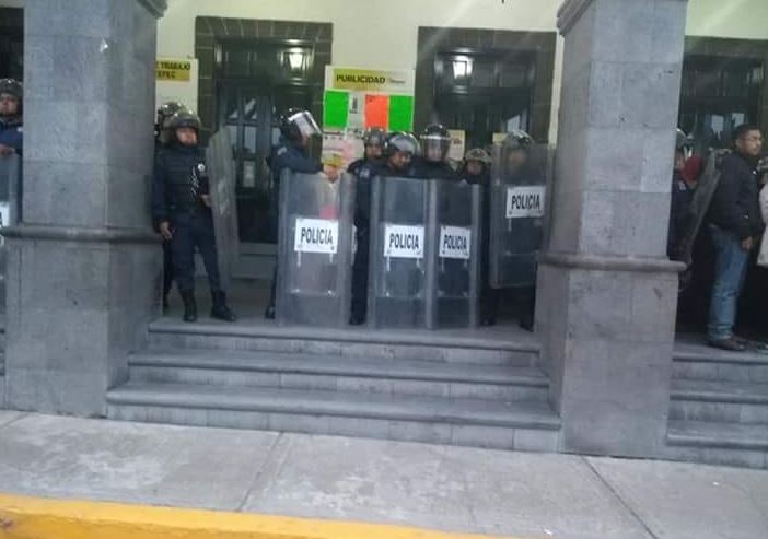 Policías resguardan el palacio municipal de Tultepec
