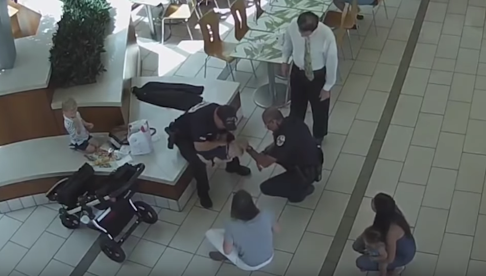 VIDEO: Policías salvan a bebé de morir asfixiada con 'nugget' de pollo