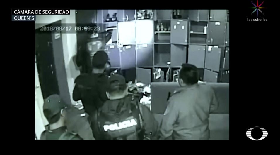 Graban a policías de la SSP-CDMX que presuntamente ‘siembran’ droga en bar