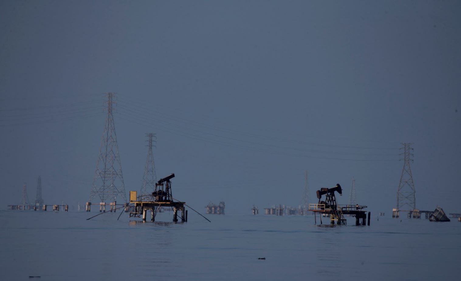 Precios del petróleo caen por temores de guerra comercial