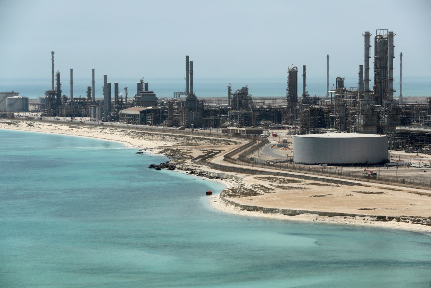 Precios del petróleo suben, cae producción de Arabia Saudita