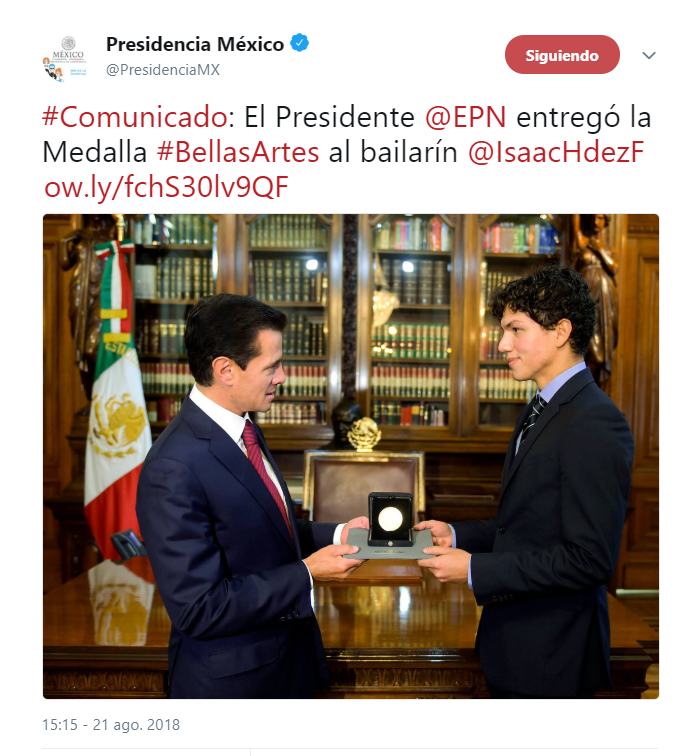 Peña Nieto entrega Medalla Bellas Artes a Isaac Hernández