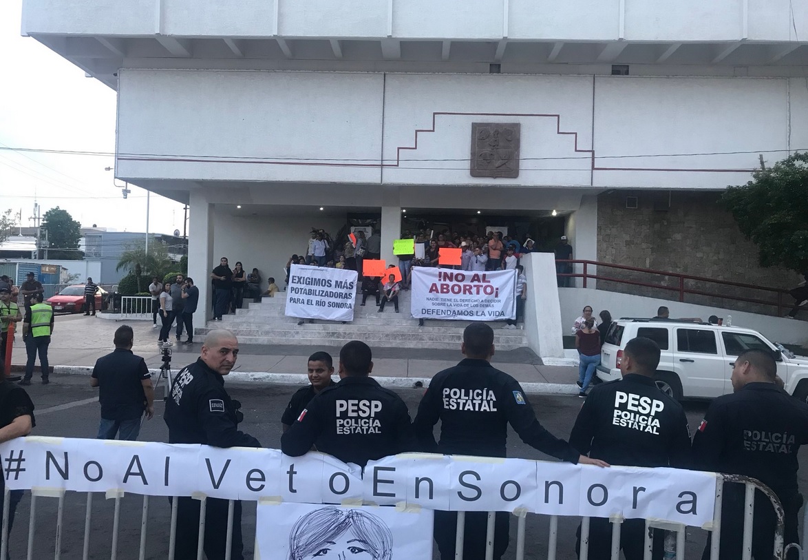 Entre protesta y manifestaciones aprueban reformas en Sonora