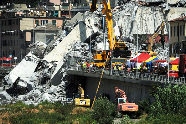 Derrumbe puente en Génova sube cifra víctimas mortales