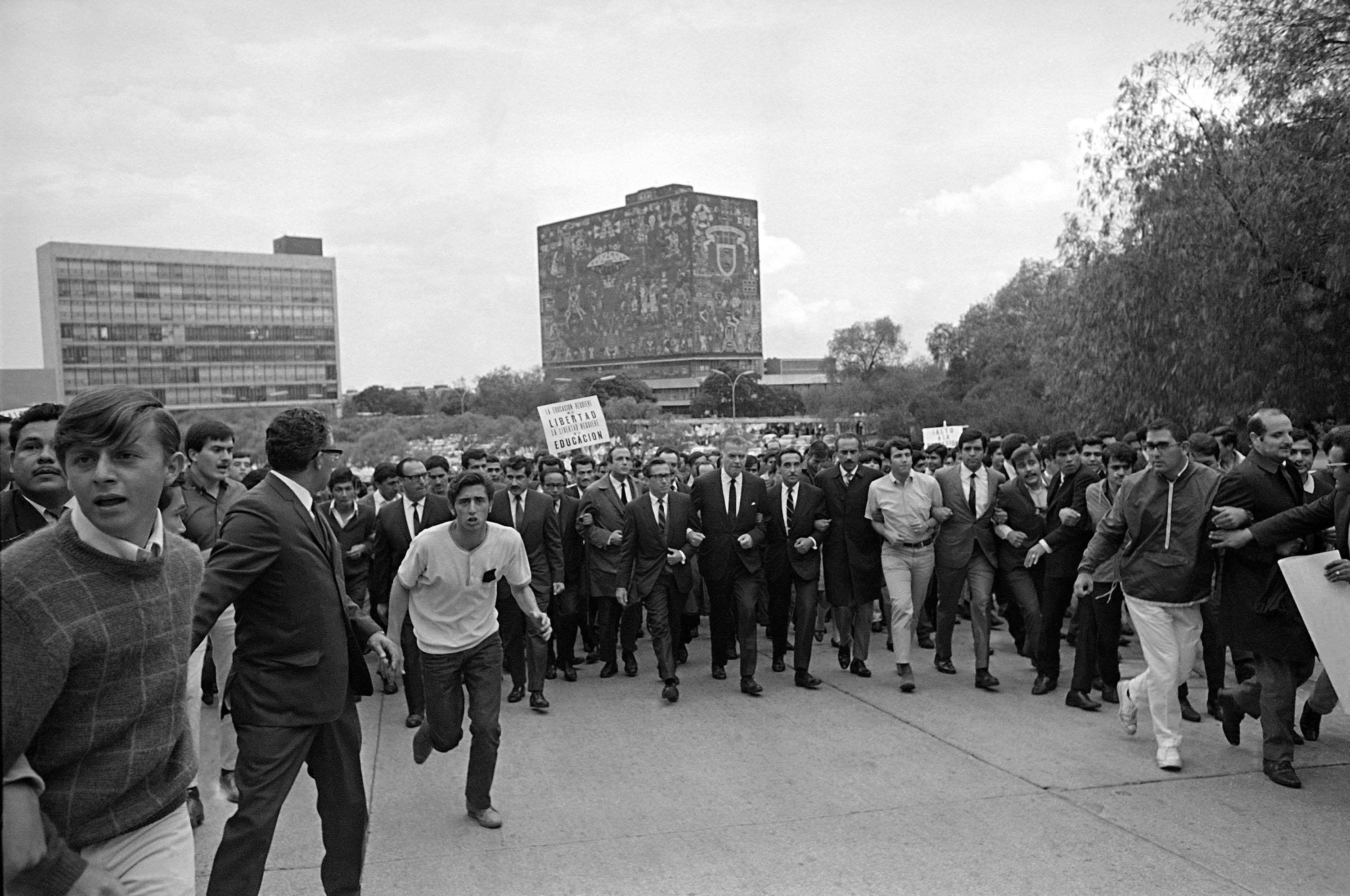 rector-unam-mexico-68-1968-marcha-protesta-2-octubre-universidad-cu-rectoria