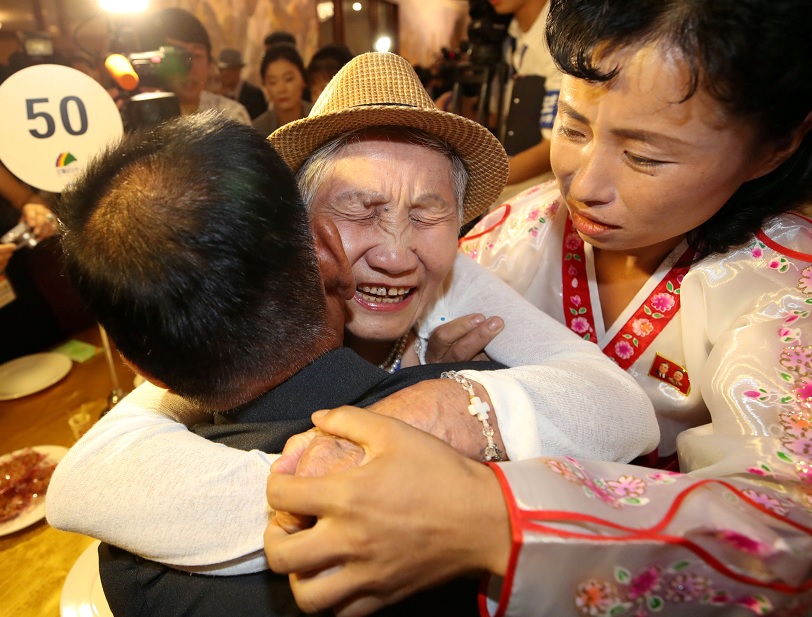 Familias de las dos Coreas se reúnen 65 años después