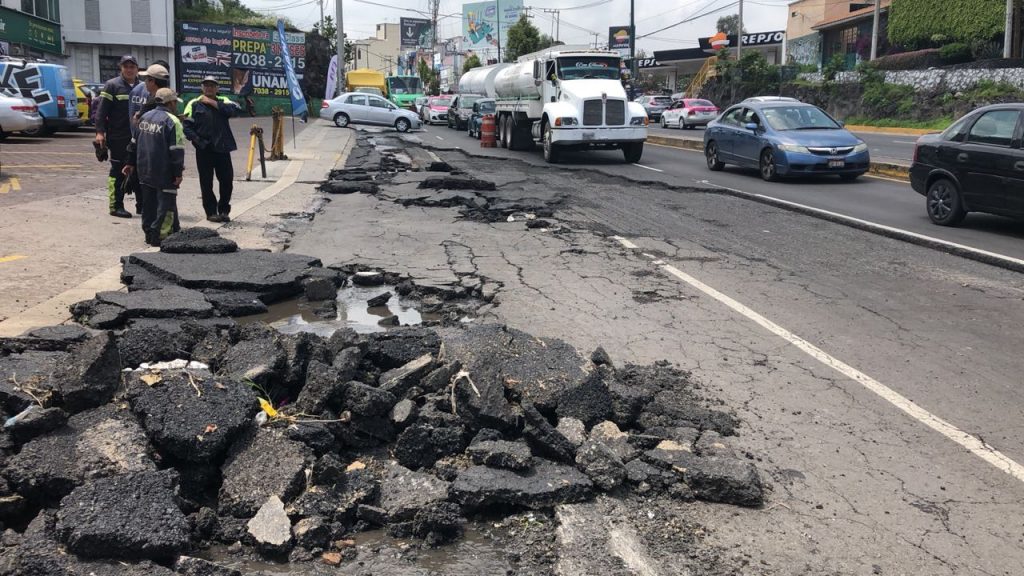 Reparan asfalto dañado por lluvias en la carretera Picacho-Ajusco