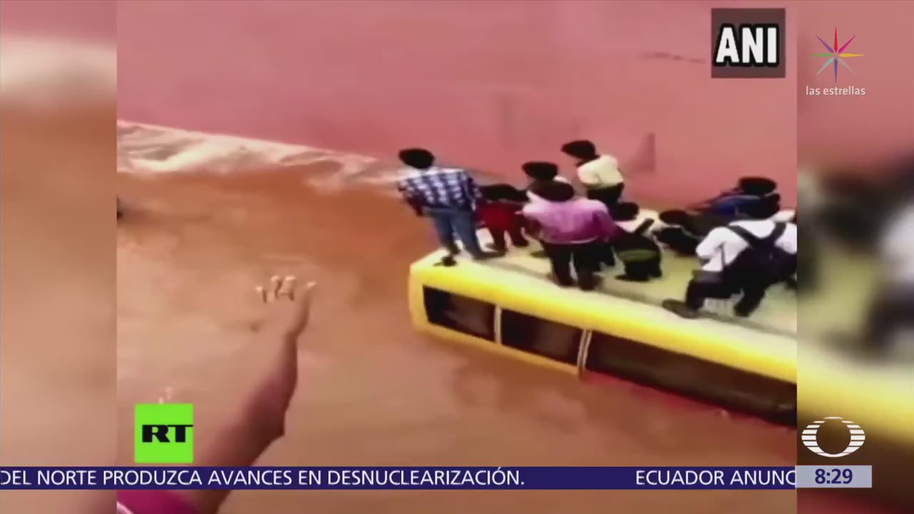 Rescatan a estudiantes de autobús sumergido en el agua