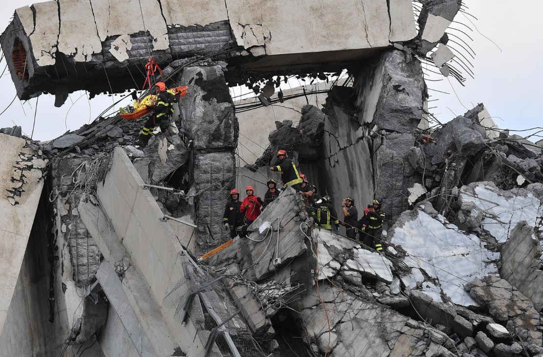 Retiran escombros tras derrumbe de puente en Génova, Italia