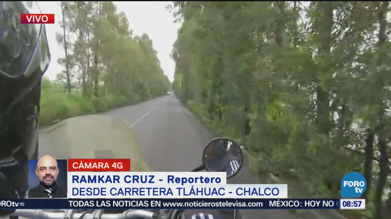 Retiran camión de carga tras volcar carretera Tláhuac-Chalco