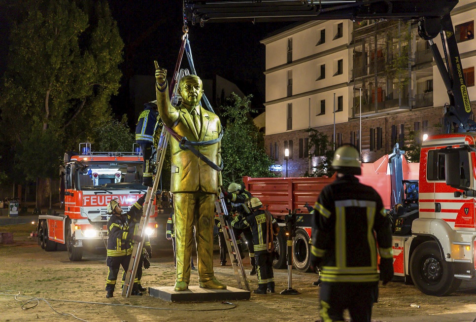 Retiran controvertida estatua de Erdogan en Alemania