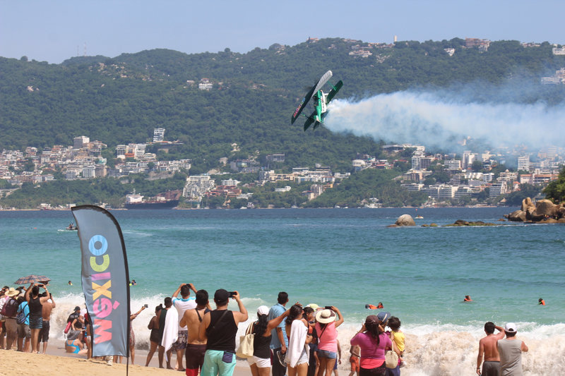 Miles de turistas disfrutan del ‘Air Show’ 2018 en Acapulco