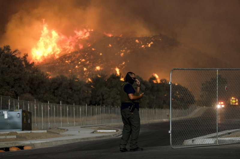 bomberos avanzan incendio holy california estados