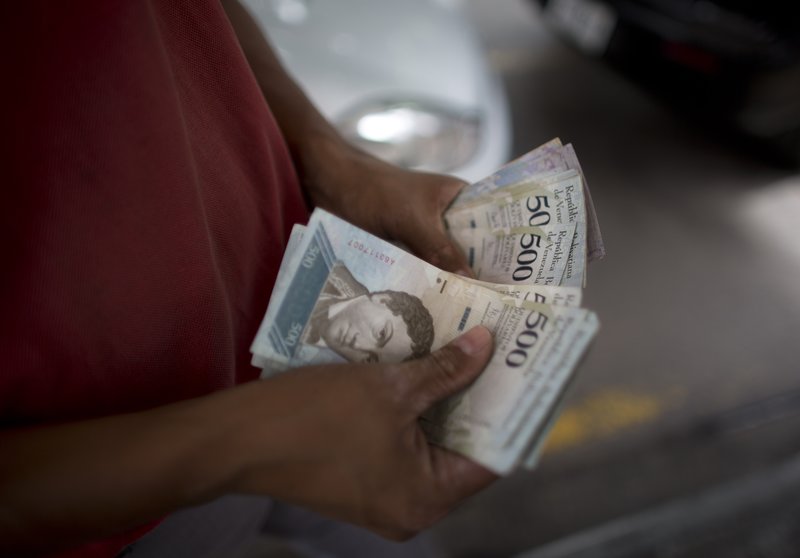 Maduro advierte a comercios contra incremento de precios tras alza salarial
