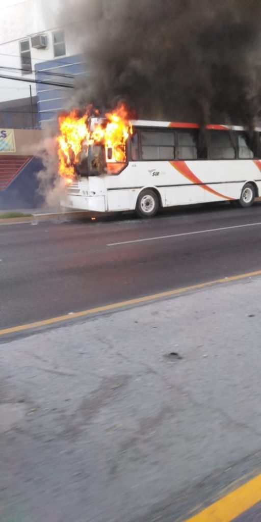 Se incendia autobús frente a colegio en Nuevo Léon