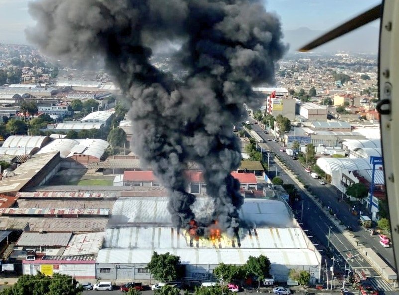 Controlan incendio en fábrica de zapatos de Iztapalapa