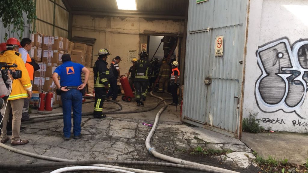 Se incendia fábrica de zapatos en avenida Tláhuac; no hay lesionados