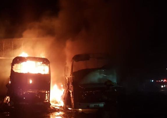 Autobuses se incendian en central camionera de Tepatitlán