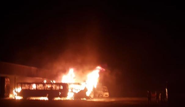 Se incendian autobuses en central camionera de Tepatitlán