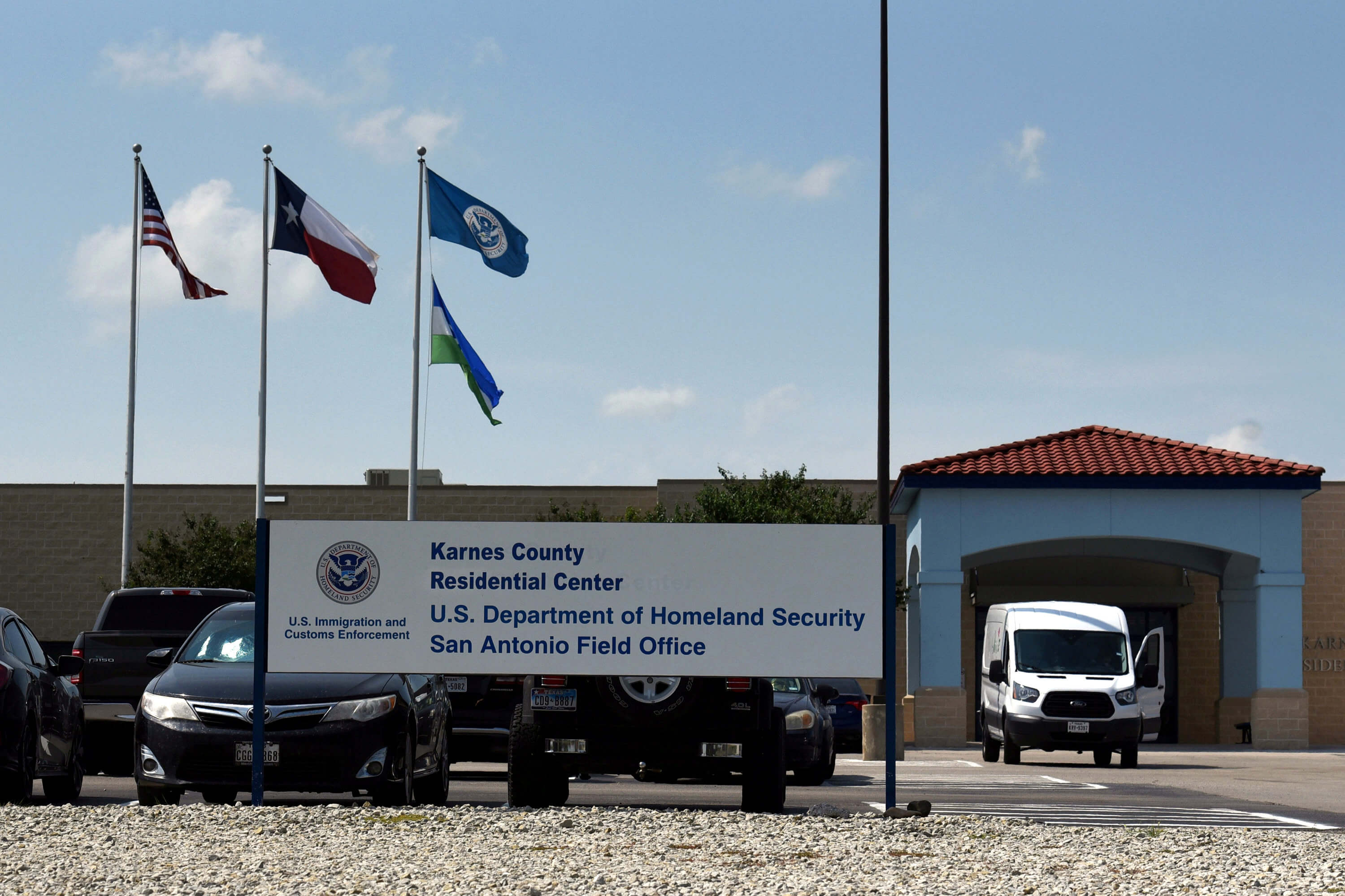 Denuncian separaciones forzadas de familias migrantes en Texas