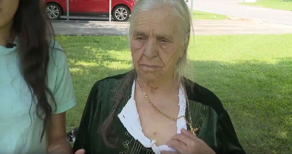 Policía de EE.UU. electrocuta a una abuela de 87 años que cortaba flores con un cuchillo