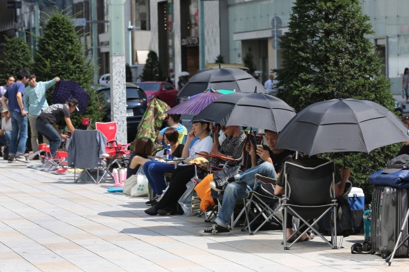 Por calor, Japón hace campaña para que los hombres usen sombrilla