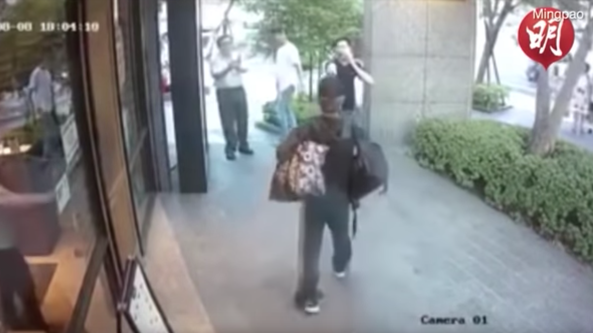 Video: Hombre intenta robarse a niña de las manos de su madre, a plena luz del día