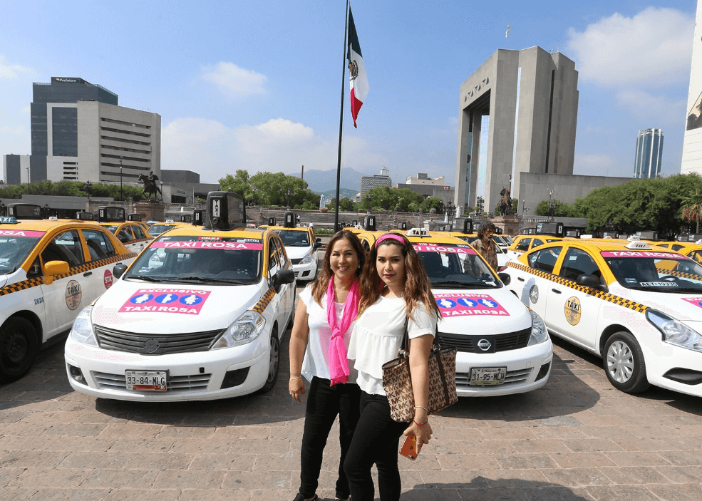 Taxis Rosas, operados por mujeres, circulan en Nuevo León