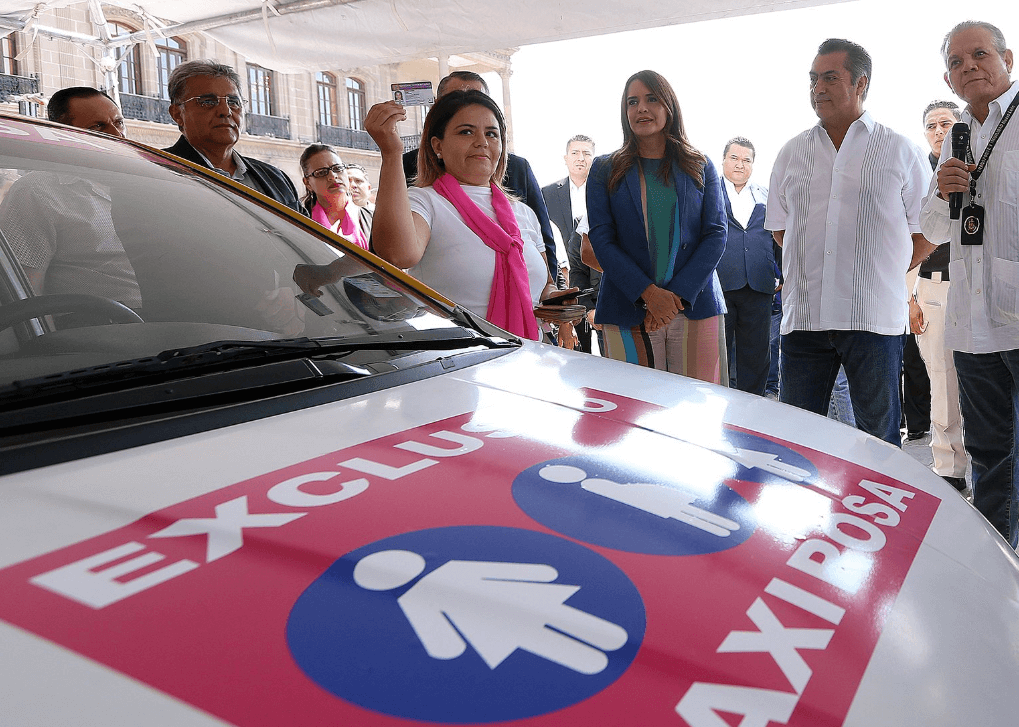 Taxis Rosas, operados por mujeres, circulan en Nuevo León