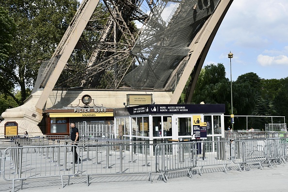 Empleados de Torre Eiffel siguen en huelga