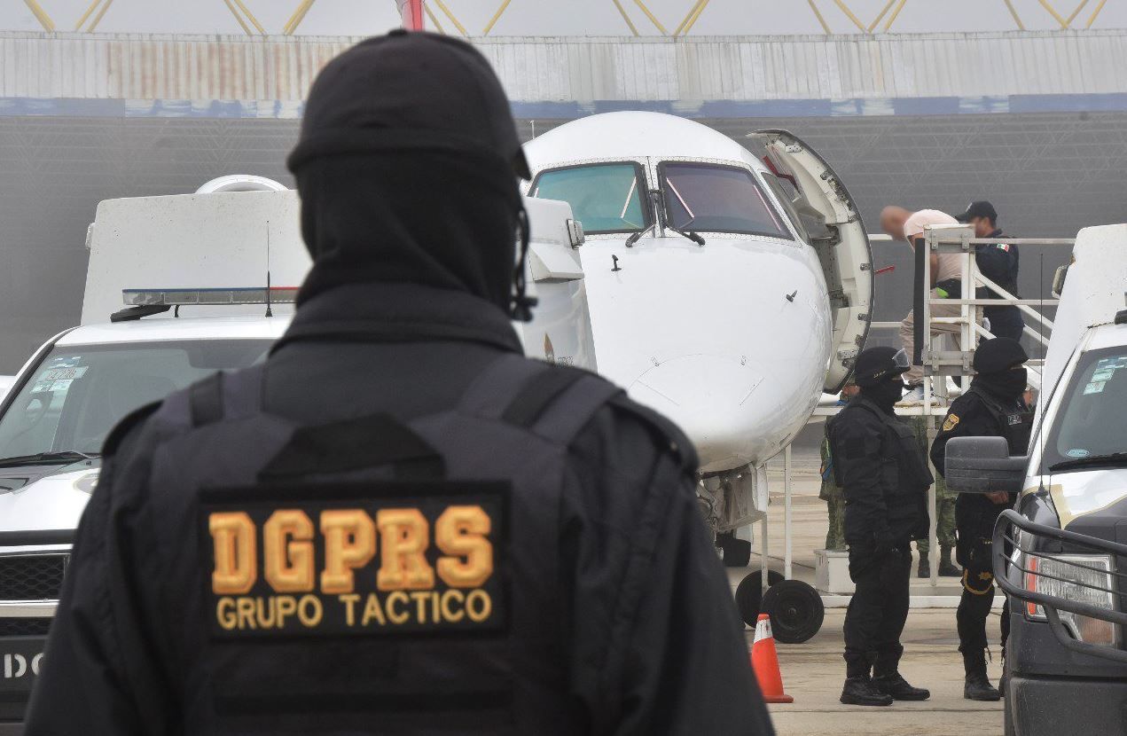 Trasladan a 64 reos del Estado de México a penales federales