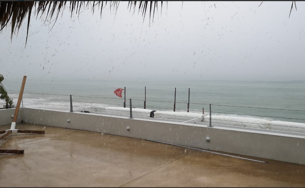 Huracán ‘John’ mantiene lluvia constante en Los Cabos, suspenden clases