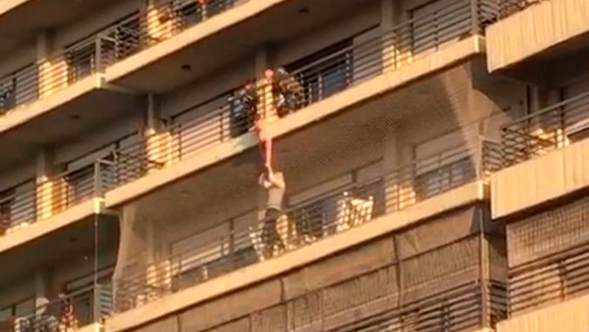 Tres hombres rescatan niño que colgaba balcón Argentina
